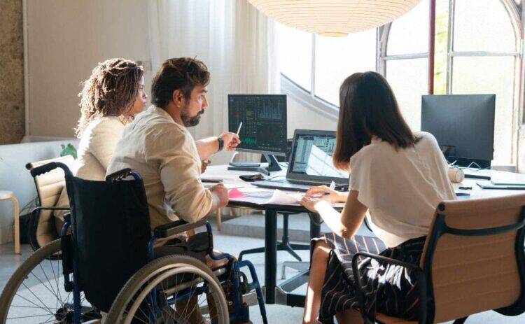 LA EMPRESA DEBERÁ ADAPTAR ANTES DE DESPEDIR: ASÍ LO IMPONE LA LEY 2/2025 SOBRE INCAPACIDAD PERMANENTE