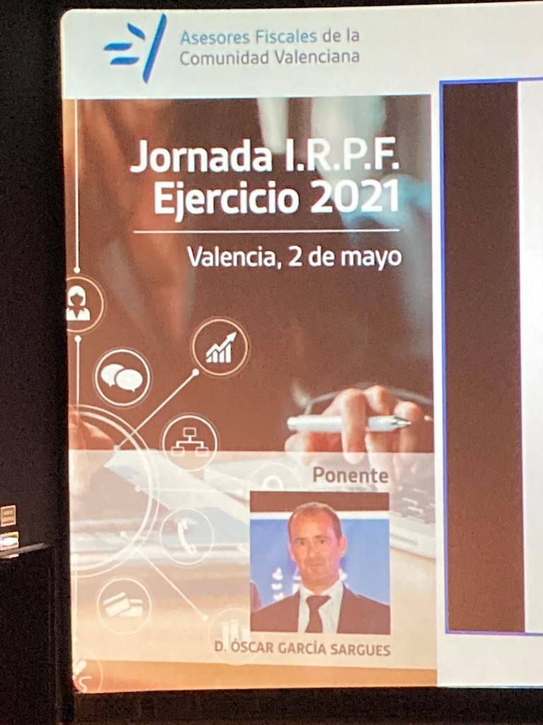 El equipo de Balaguer Assessors asiste presencialmente a la Jornada IRPF 2021. Asistentes: El Director del despacho y la Responsable del Área Fiscal.